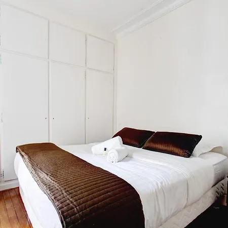 Spacious Family Flat In Mirabeau By Guestready