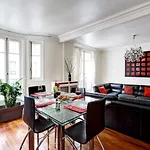 Spacious Family Flat In Mirabeau By Guestready